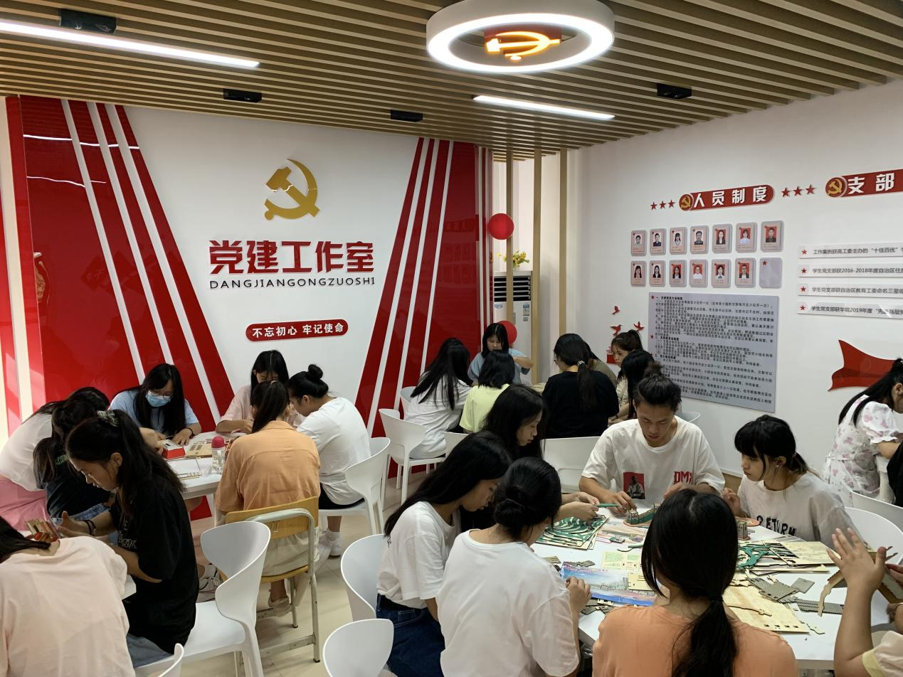 红色星空·综合（xingkong）官方网站模型进学生社区活动现场照片