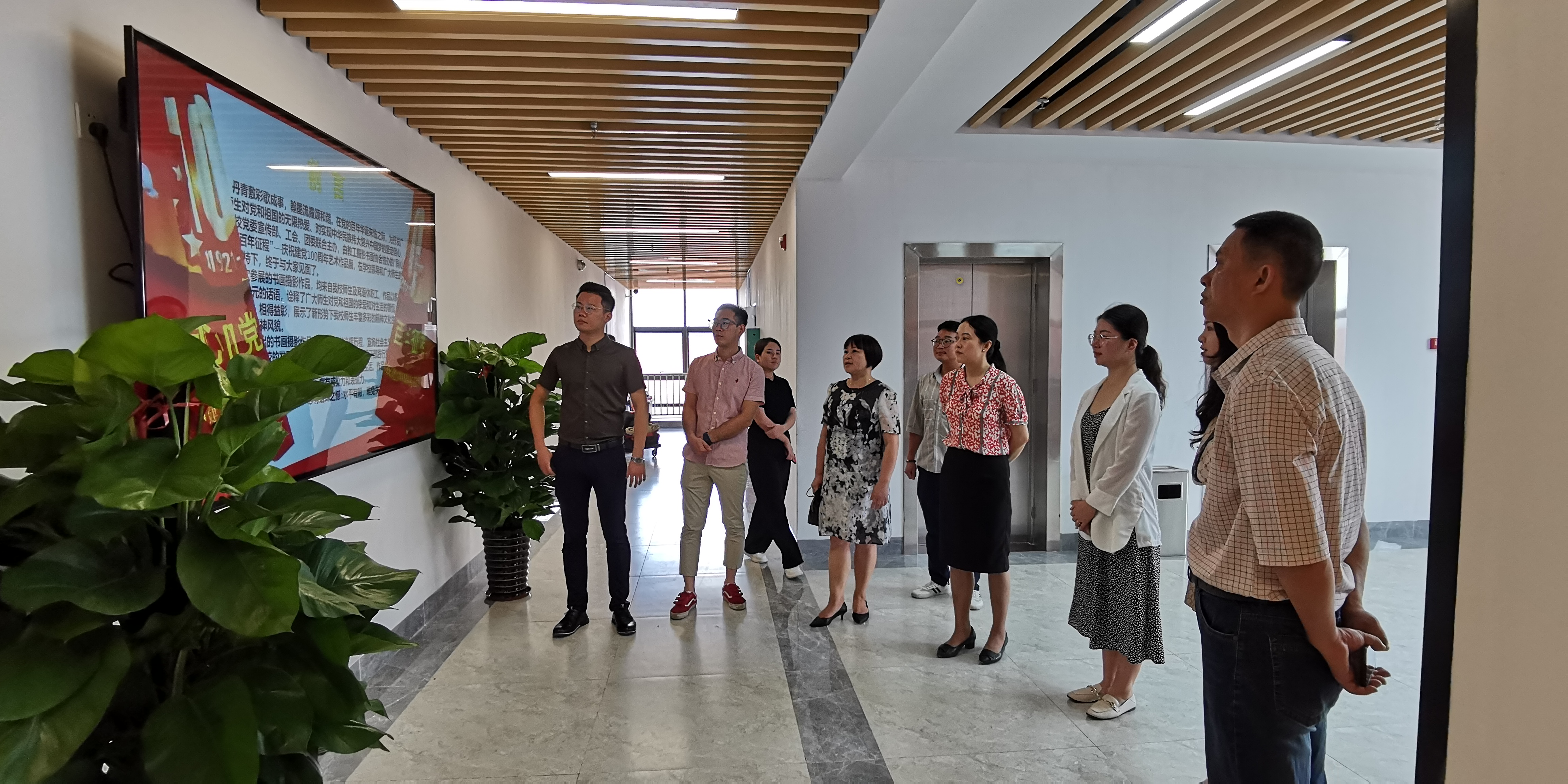 吴丹副院长和各部门代表参加了首展仪式