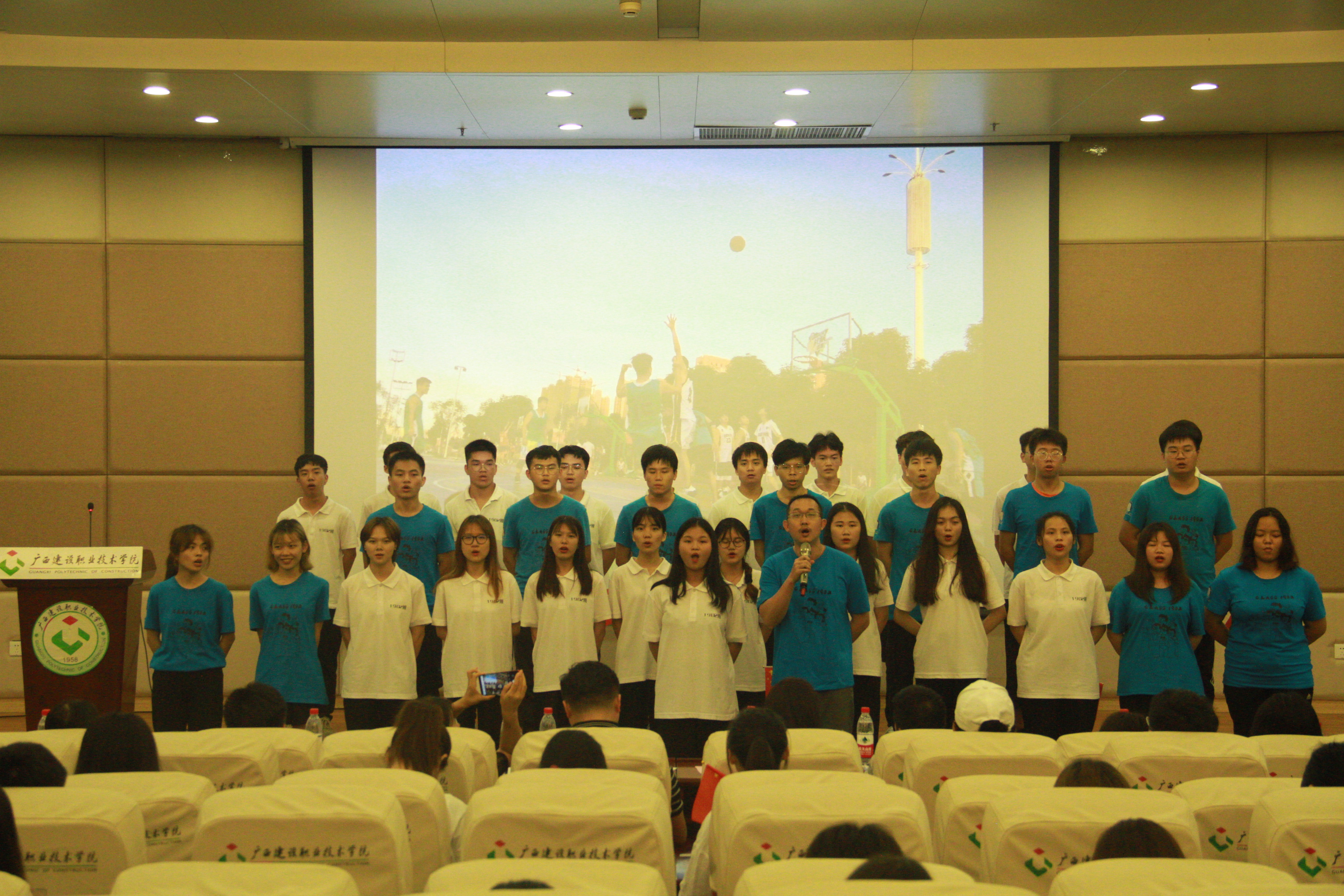 团队演唱红色歌曲《我和我的祖国》