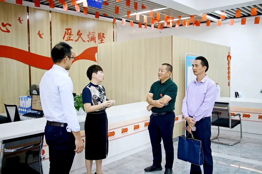 安职院一行参观sports一站式服务中心