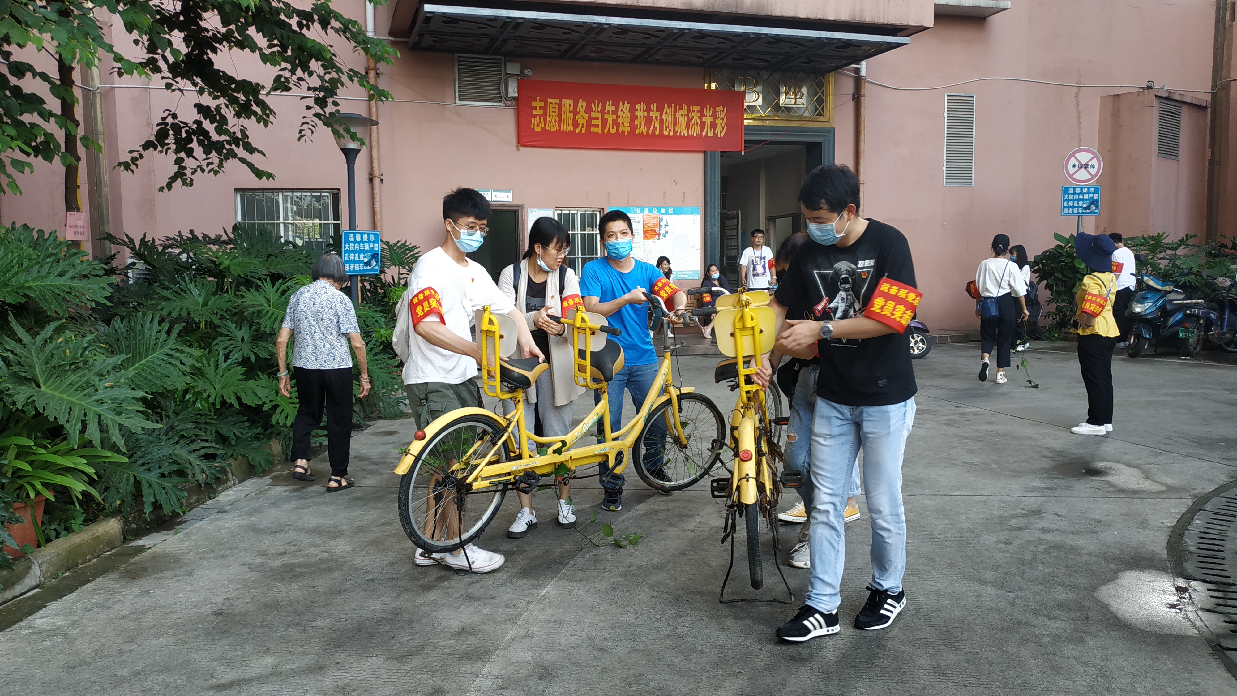 星空·综合（xingkong）官方网站设备与环境工程系党总支党员正在清理废旧单车