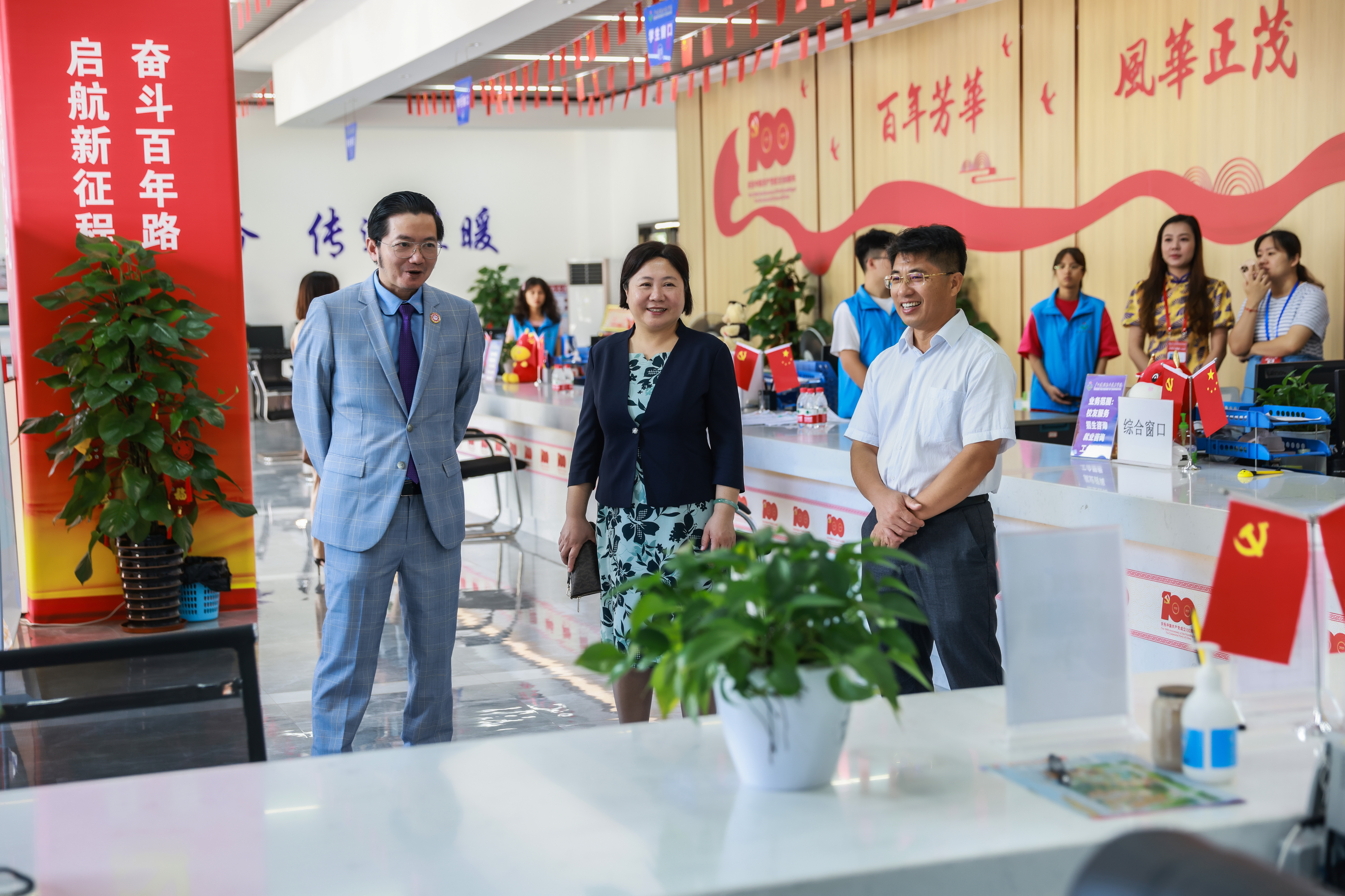 刘晓红书记、伍耿清副院长陪同杜南忠总领事一行参观sports“一站式”服务中心