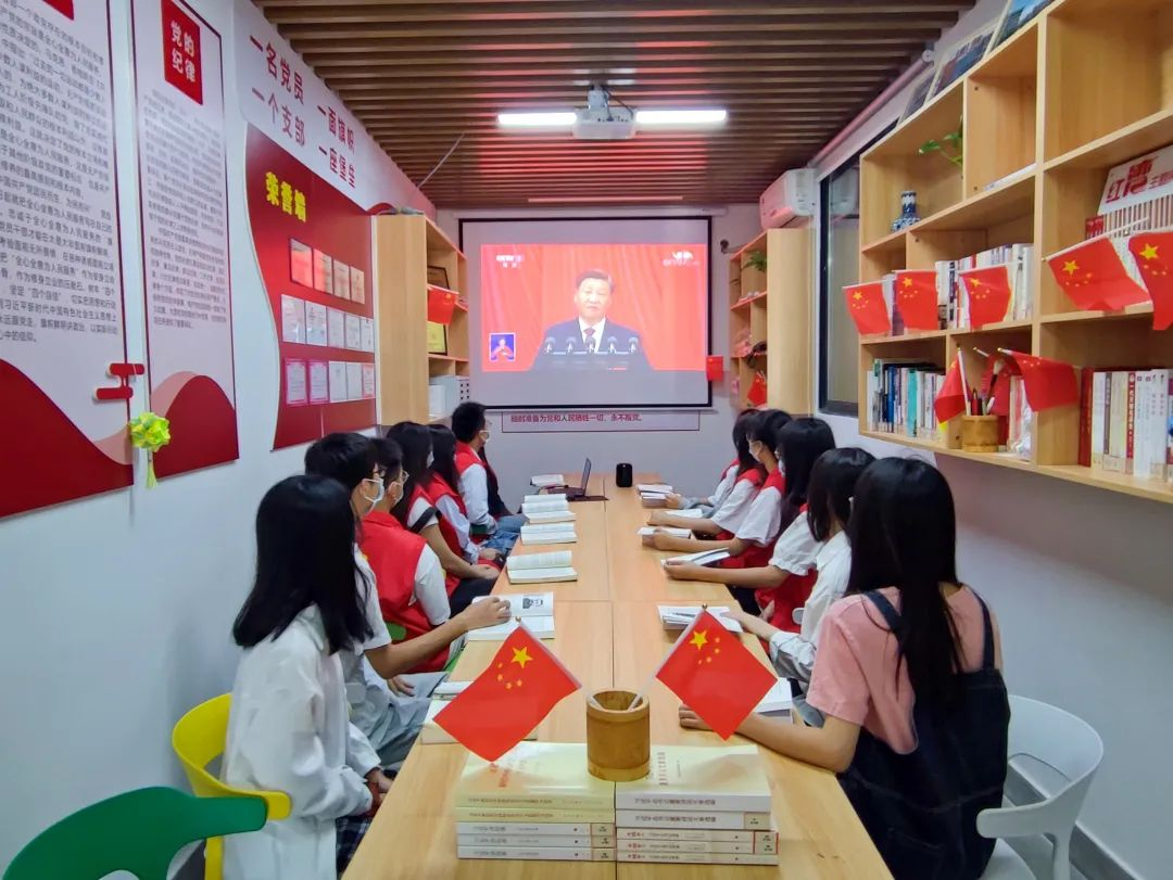 星空·综合（xingkong）官方网站与规划学院学生公寓党建工作室观看大会现场
