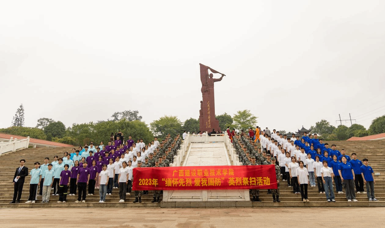 sports团员青年代表在公祭广场革命烈士纪念碑前留念