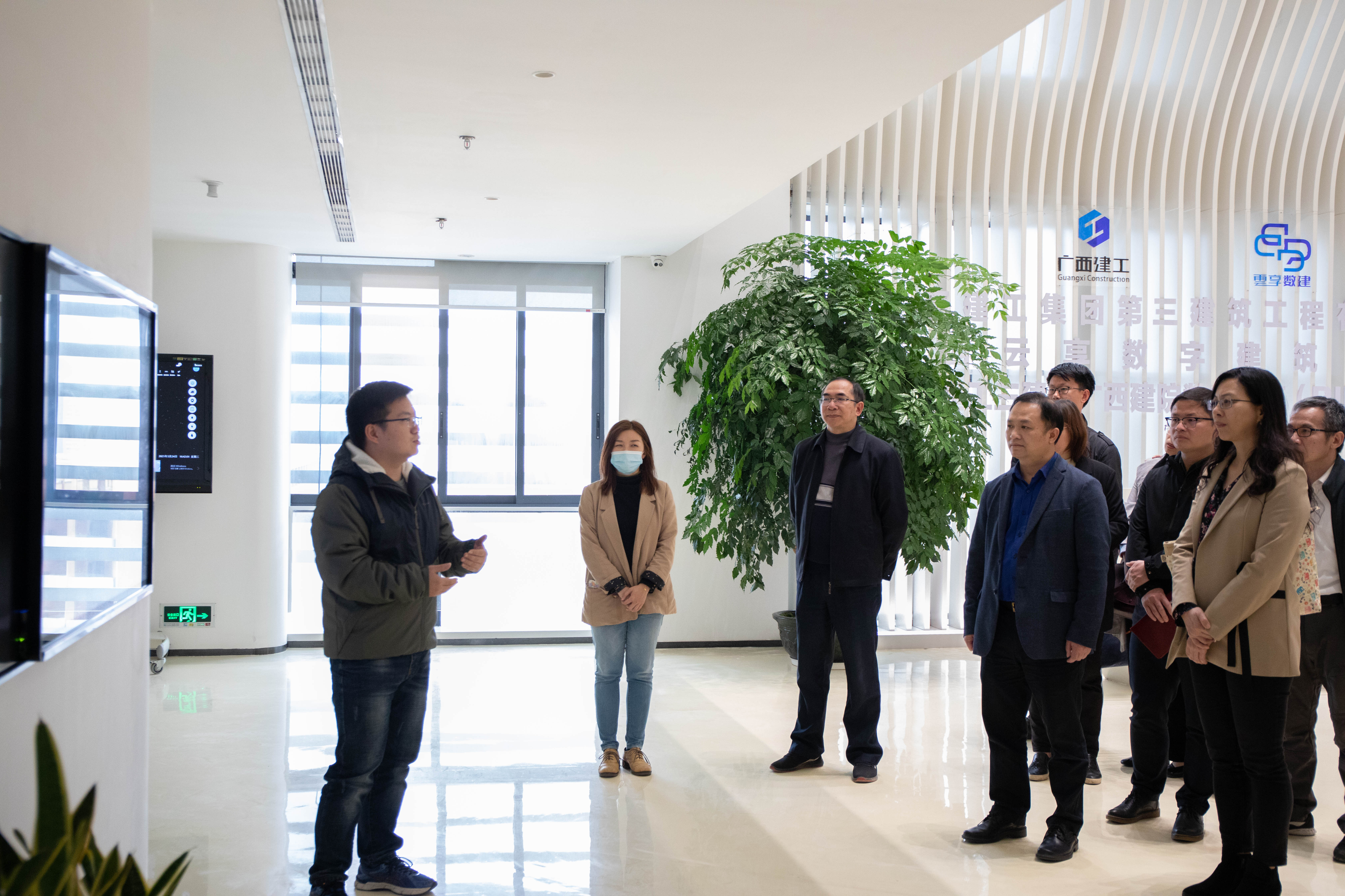 与会人员参观sportsBIM中心