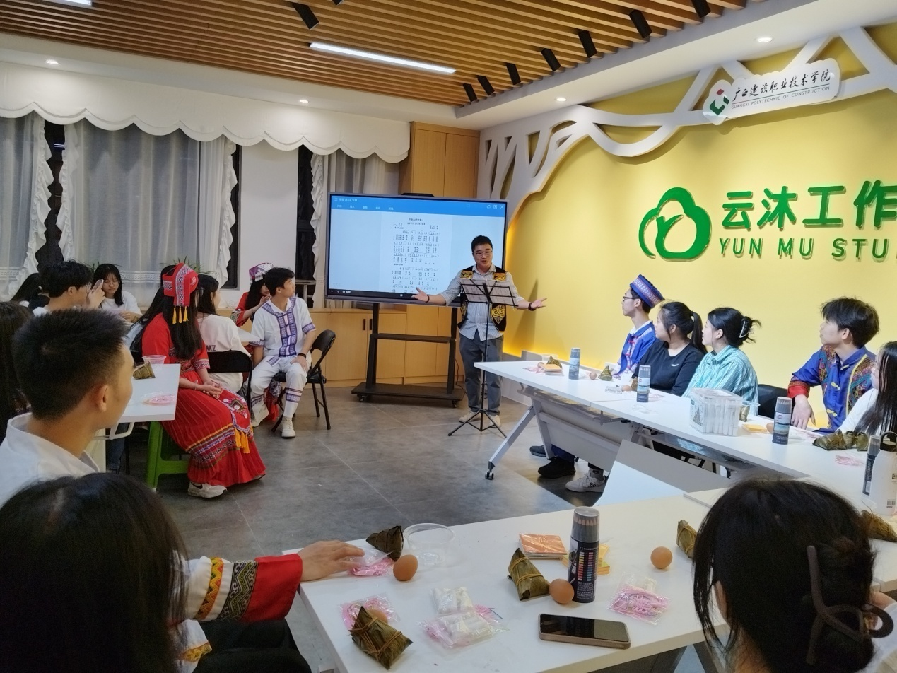 星空·综合（xingkong）官方网站与规划学院辅导员田申老师指导并领唱山歌