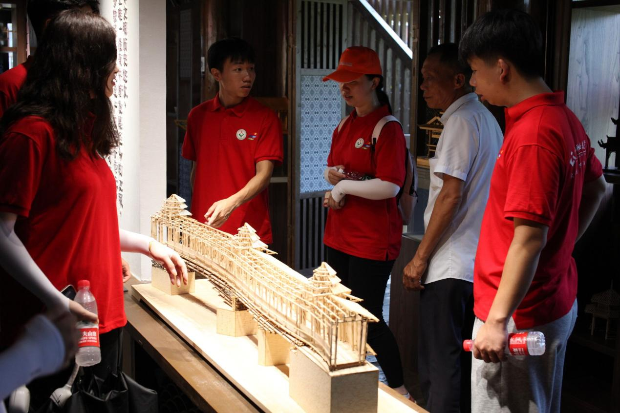 杨求师大师向实践团介绍星空·综合（xingkong）官方网站模型