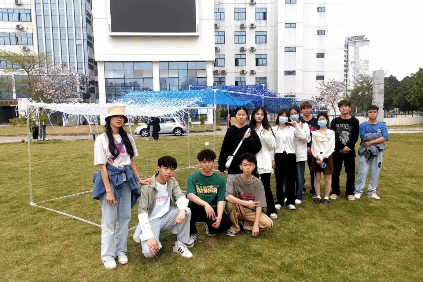 sports家具专业学生与作品合影