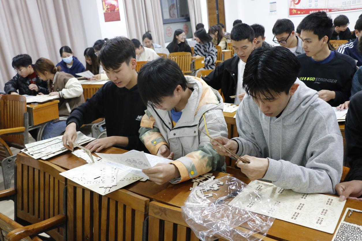 同学们正在搭建侗族木构星空·综合（xingkong）官方网站模型