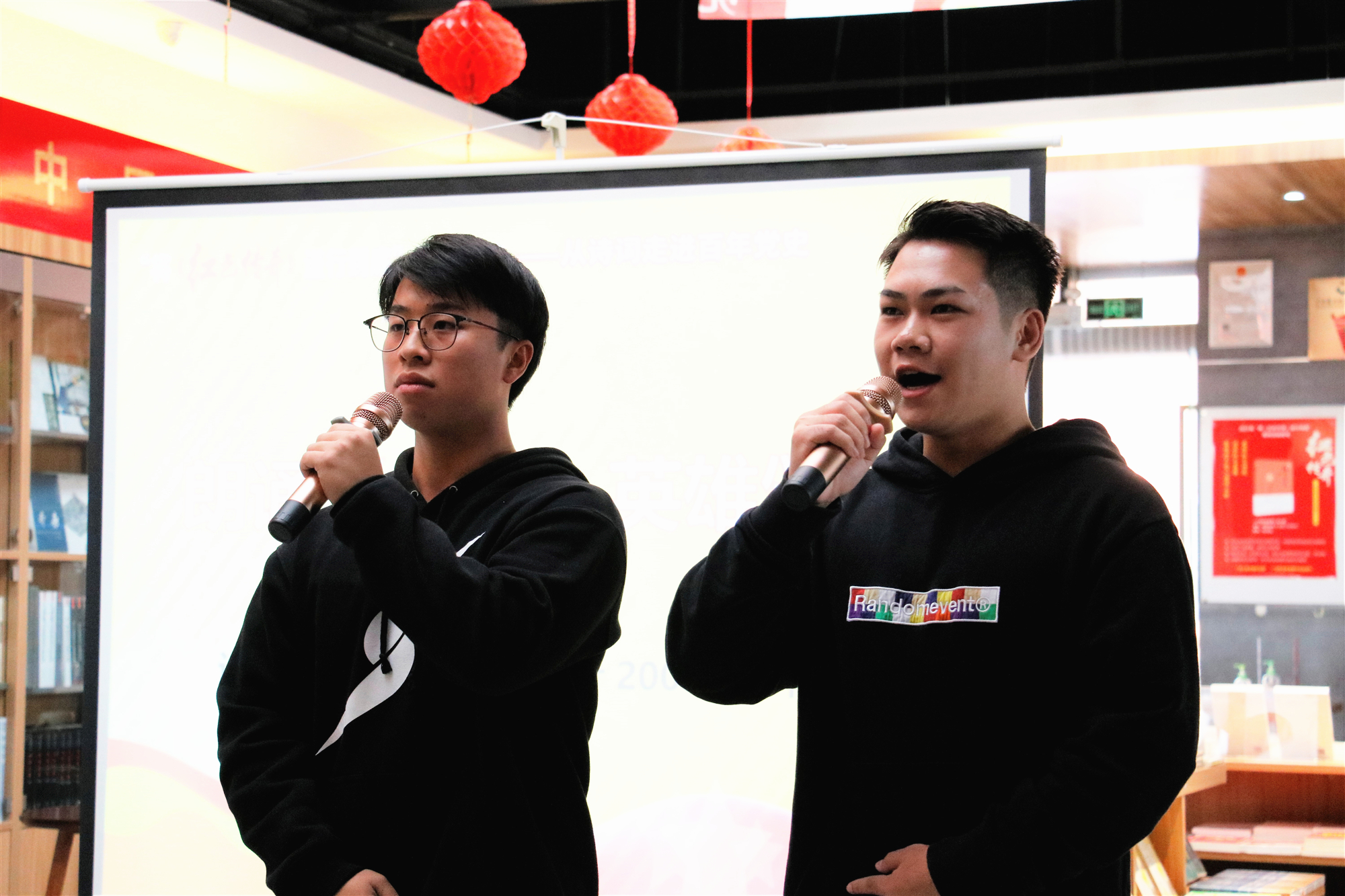 星空·综合（xingkong）官方网站与规划学院叶一鸣、覃书信朗诵《七律·英雄颂》