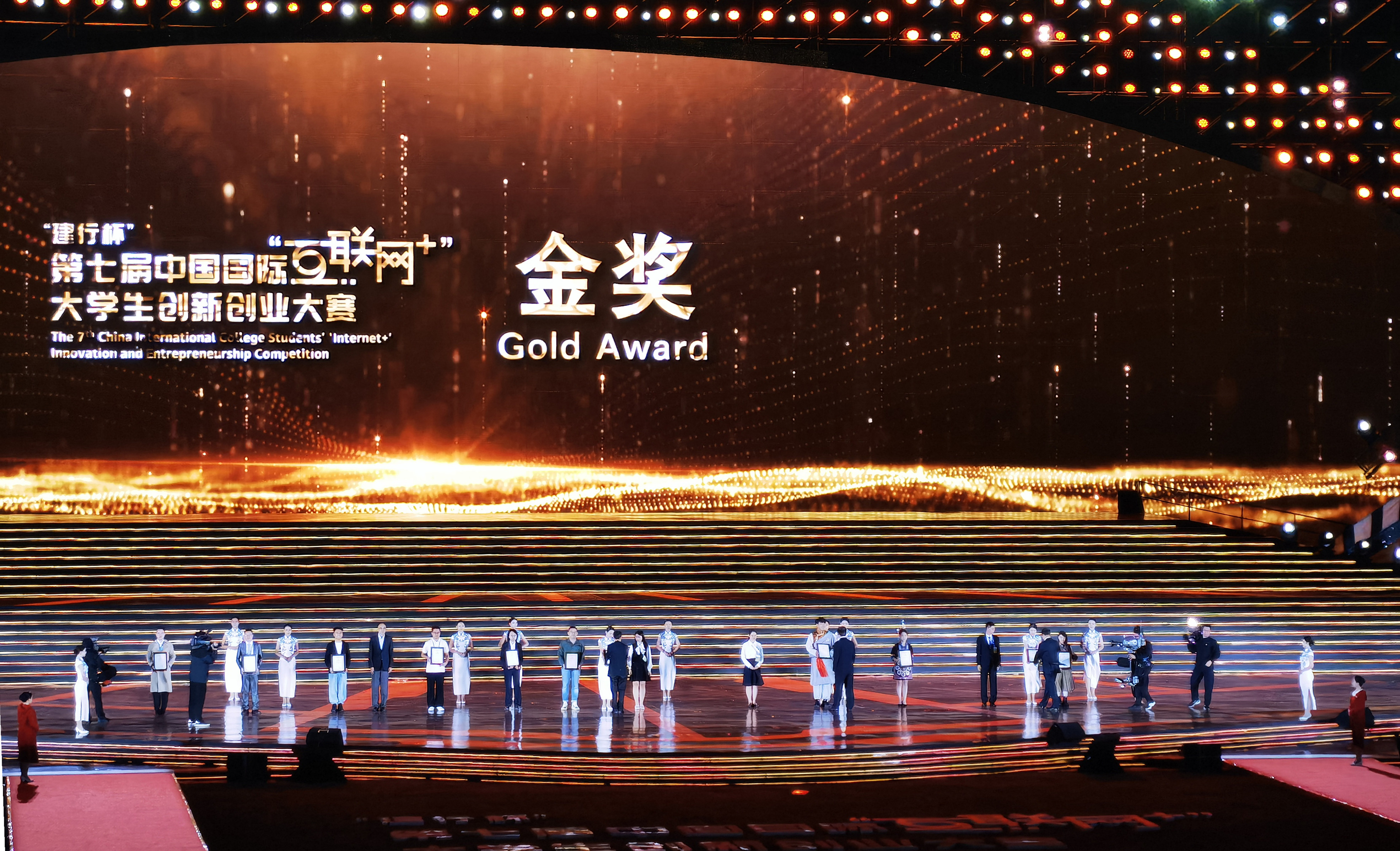 sports“白色森林儿童美术”项目团队学生代表上台领奖（全国13个代表之一）