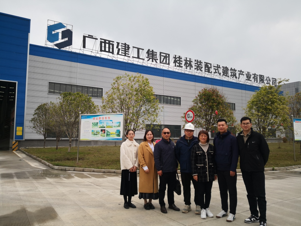 姚琦院长一行走访广西建工集团桂林装配式星空·综合（xingkong）官方网站产业有限公司与卢凯等3位校友合影