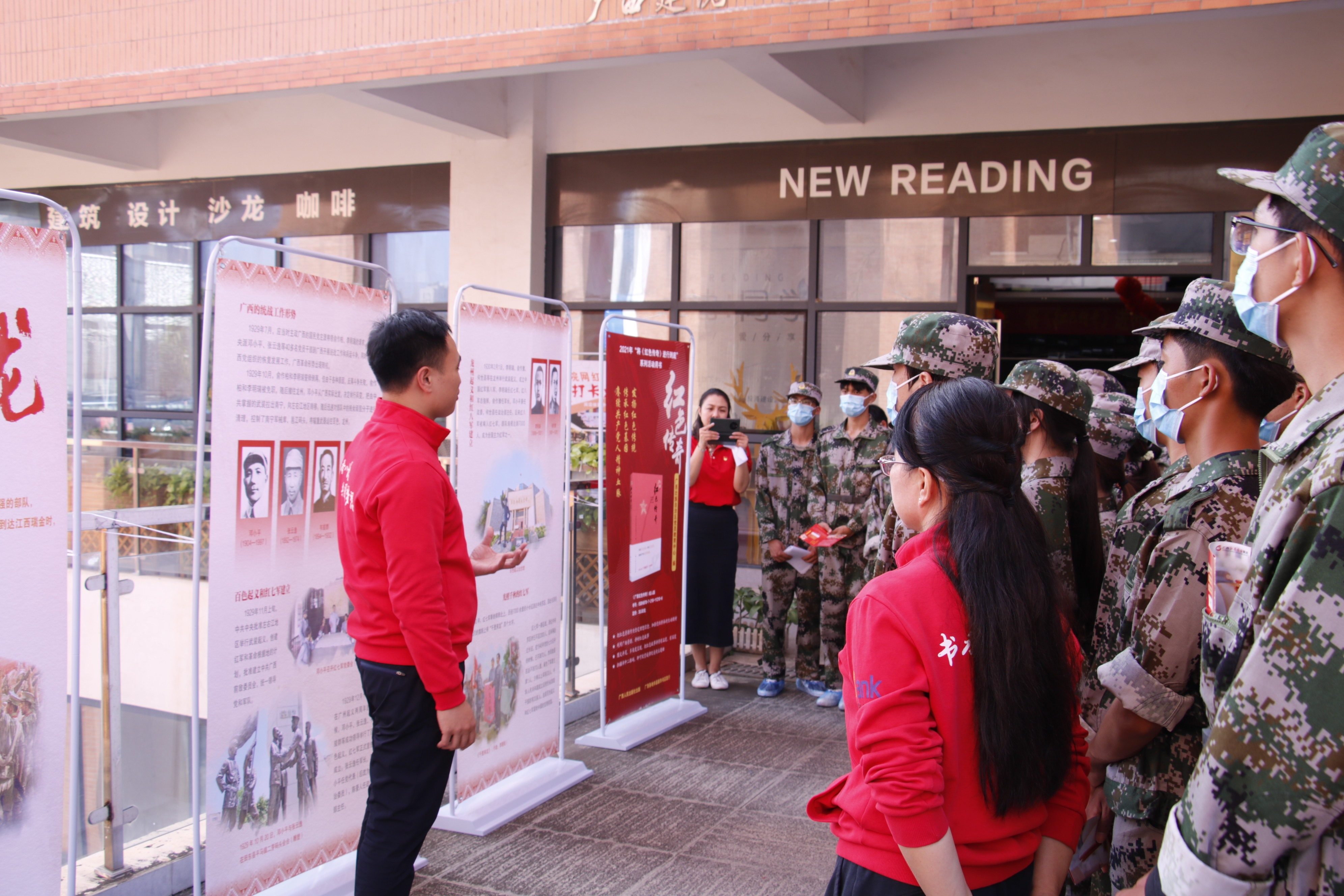 广西新华书店集团传文大中专教材有限公司副总经理唐彬富分享书籍《红色传奇》