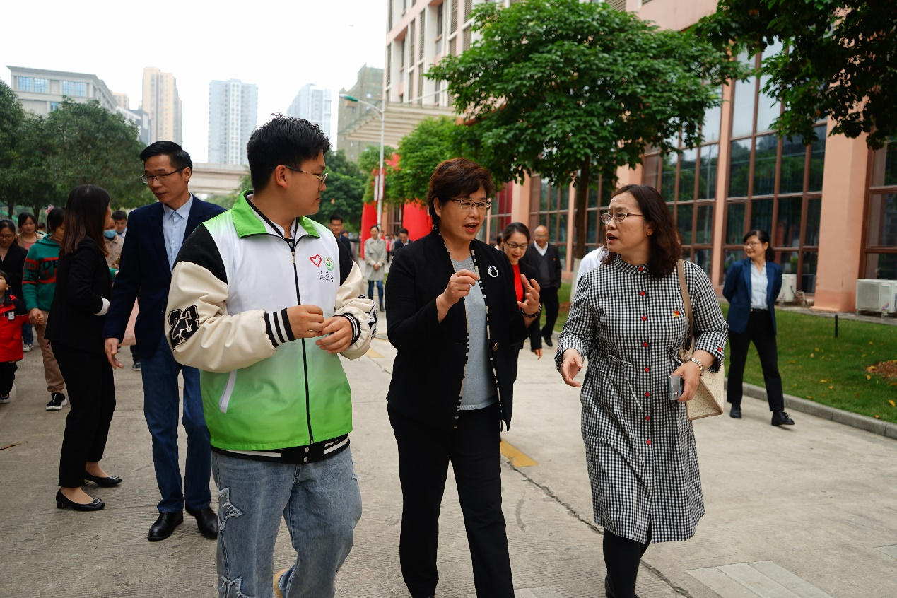 自治区残联党组书记、理事长黄丽娟（中）与星空·综合（xingkong）官方网站设备学院党总支书记侯文淑（右）对活动进行深入沟通交流