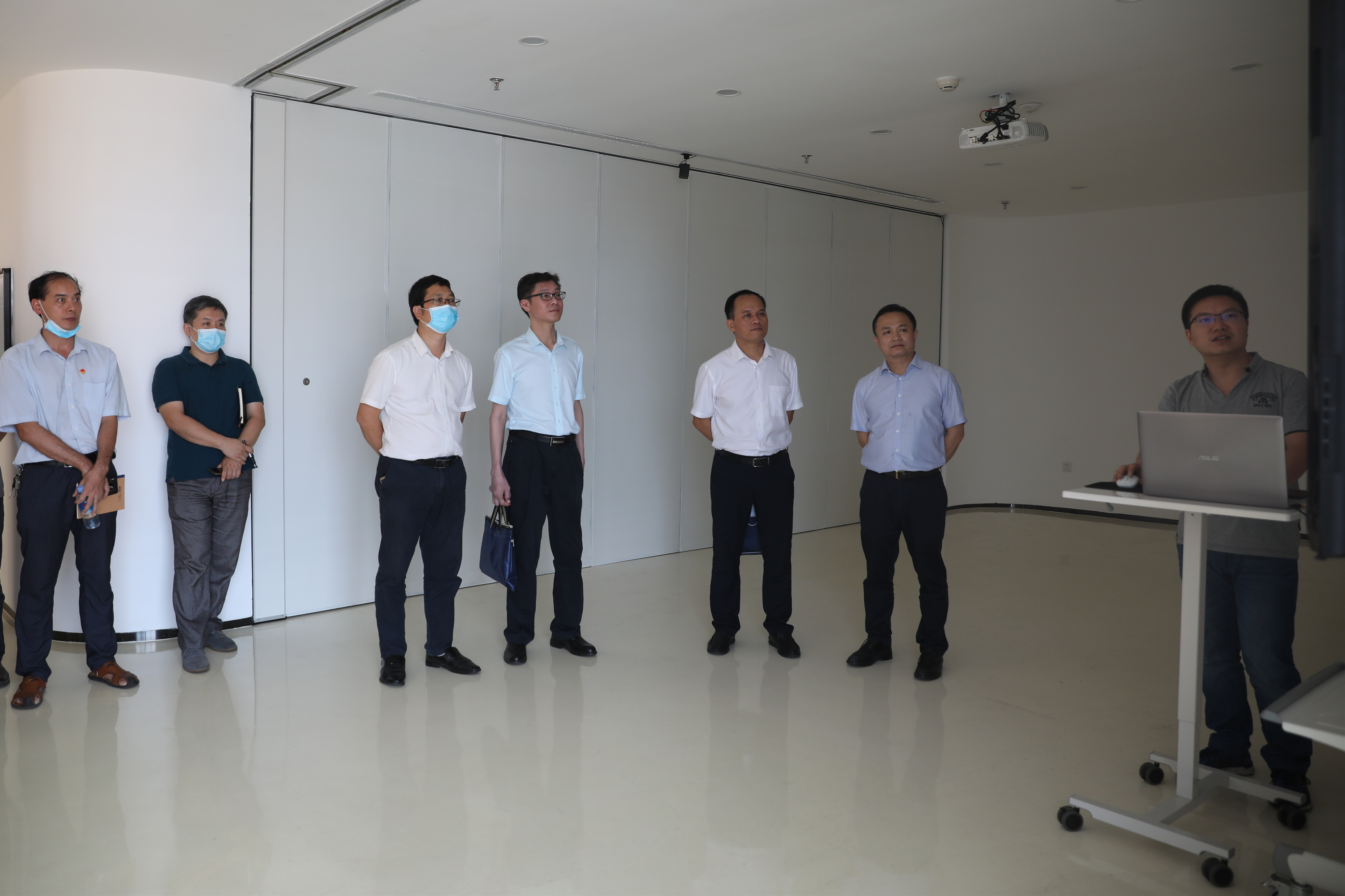 与会人员参观sportsBIM中心