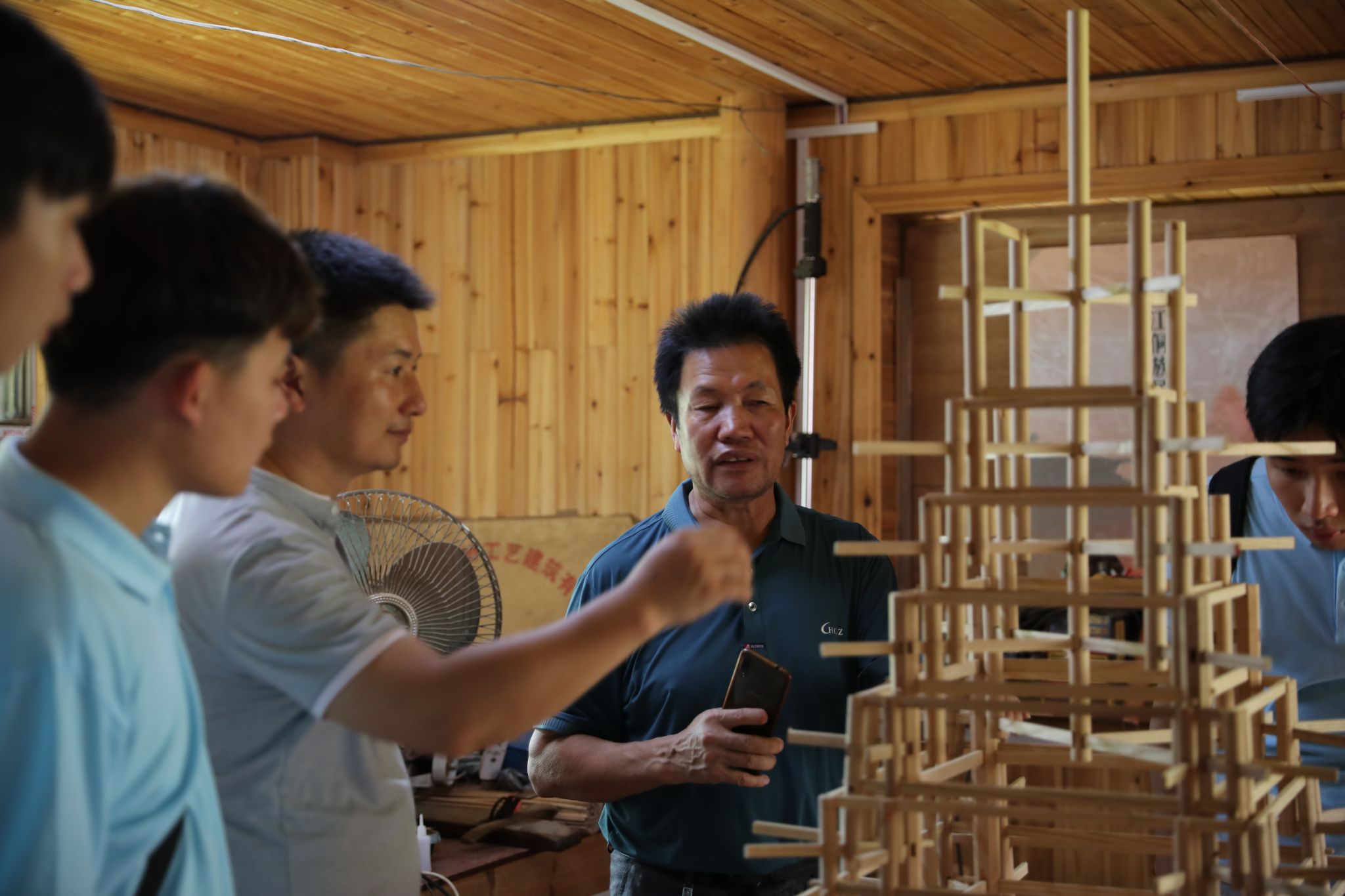 杨似玉大师利用鼓楼模型向实践团成员解说鼓楼星空·综合（xingkong）官方网站结构